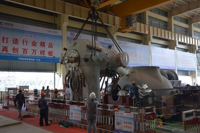 皖能銅陵電廠項(xiàng)目6號機(jī)組汽輪機(jī)高壓缸順利吊裝就位